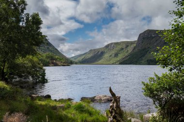 Lough Veagh in Glenveagh National Park, Ireland, features a tranquil lake surrounded by lush greenery and mountains, offering a serene and picturesque landscape clipart