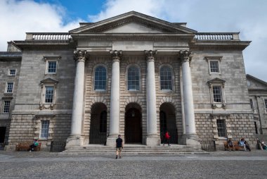 DUBLIN, IRELAND - 10 AĞUSTOS 2023: Dublin 'deki Trinity College Kilisesi' nin klasik mimarisi ve girişteki ziyaretçileri