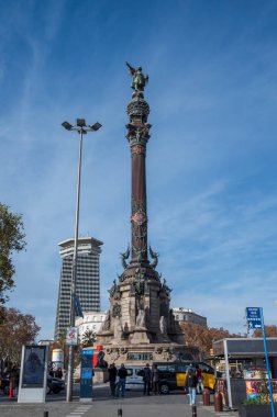 BARCELONA, İspanya - 7 Aralık 2023 Kolomb Anıtı, üzerinde Kristof Kolomb 'un deniz manzaralı heykeli olan uzun bir sütun. La Rambla 'nın alt ucunda önemli bir dönüm noktasıdır.