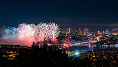 Türkiye Cumhuriyet Günü kutlamaları sırasında İstanbul Boğazı üzerinde havai fişekler. 15 Temmuz Şehitler Köprüsü (Boğaz Köprüsü) ile havai fişekler. İstanbul, Türkiye.