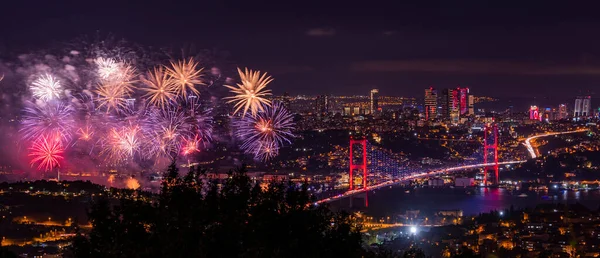 Türkiye Cumhuriyet Günü kutlamaları sırasında İstanbul Boğazı üzerinde havai fişekler. 15 Temmuz Şehitler Köprüsü (Boğaz Köprüsü) ile havai fişekler. İstanbul, Türkiye.