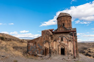Kars, Türkiye 'deki Ani Harabeleri. Tigran Honents 'ın Aziz Gregory Kilisesi. Tarihi eski şehir. Ani tarihi İpek Yolu 'nda yer almaktadır. 1996 yılında UNESCO Dünya Kültür Mirasları Listesine eklendi.