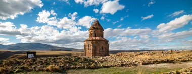 Kars, Türkiye 'deki Ani Harabeleri. Abughamrents 'in Aziz Gregory Kilisesi. Tarihi eski şehir. Ani tarihi İpek Yolu 'nda yer almaktadır. 1996 yılında UNESCO Dünya Kültür Mirasları Listesine eklendi.
