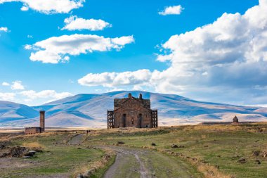 Kars, Türkiye - 28 Ekim 2022: Kars, Türkiye 'deki Ani Harabeleri. Tarihi eski şehir. Ani tarihi İpek Yolu 'nda yer almaktadır. 1996 yılında UNESCO Dünya Kültür Mirasları Listesine eklendi..