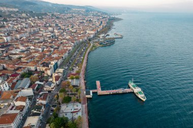 Karamursel, Kocaeli, Türkiye. Karamursel, Kocaeli ilinin bir ilçesidir. İnsansız hava aracı ile hava görüntüsü.