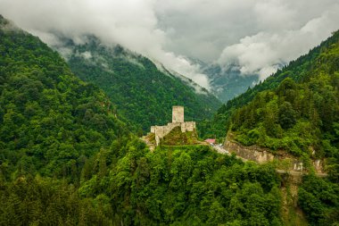 Rize, Türkiye 'deki Zilkale Şatosu. Firtina Vadisi 'ndeki ortaçağ kalesi. (Zil Kale veya Zil Castle). İHA atışı.