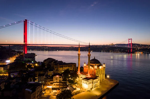 Ortopedi, İSTANBUL, Turkey. İstanbul 'un havadan görünüşü. Ortakoy Camii ve Boğaz Köprüsü (15 Temmuz Şehitler Köprüsü) güneş ışığı. İHA atışı.