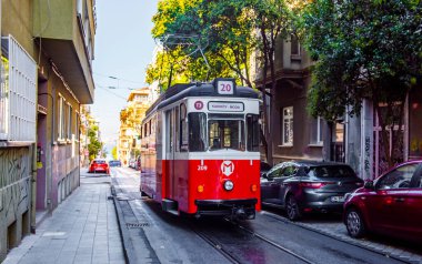 İstanbul, Türkiye - 22 Ekim 2022: Moda İlçesinde Nostaljik Kızıl Tramvay. Kadıköy, İstanbul, Türkiye. Kadikoy-Moda Hattı.
