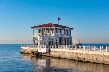 İSTANBUL, TURKEY - 22 EKİM 2022: Tarihi Moda İskelesi. Moda Mahallesi Kadıköy, İstanbul, Türkiye.