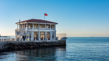 İSTANBUL, TURKEY - 22 EKİM 2022: Tarihi Moda İskelesi. Moda Mahallesi Kadıköy, İstanbul, Türkiye.