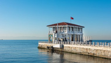 İSTANBUL, TURKEY - 22 EKİM 2022: Tarihi Moda İskelesi. Moda Mahallesi Kadıköy, İstanbul, Türkiye.