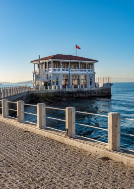 İSTANBUL, TURKEY - 22 EKİM 2022: Tarihi Moda İskelesi. Moda Mahallesi Kadıköy, İstanbul, Türkiye.