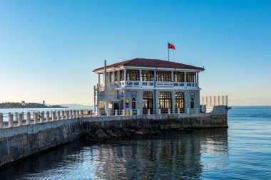 İSTANBUL, TURKEY - 22 EKİM 2022: Tarihi Moda İskelesi. Moda Mahallesi Kadıköy, İstanbul, Türkiye.