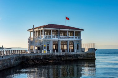 İSTANBUL, TURKEY - 22 EKİM 2022: Tarihi Moda İskelesi. Moda Mahallesi Kadıköy, İstanbul, Türkiye.