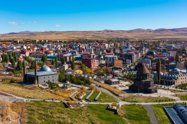 Kars City 'nin panoramik manzarası. Kars Kalesi 'nden güzel bir şehir manzarası. Kars, Türkiye.