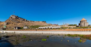 Kars, Türkiye - 25 Ekim 2022: Kars Şatosu ve Kars Camii, Türkiye. Şehir merkezinden panoramik görünüm