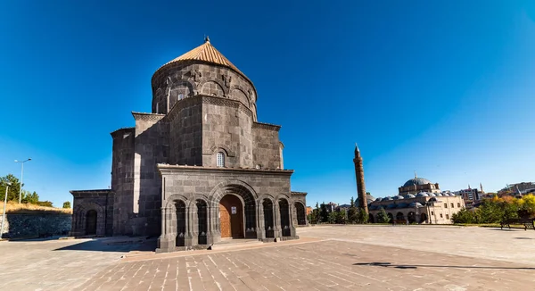 Kars, Türkiye - 25 Ekim 2022: Kars, Türkiye 'deki Kumbet Camii. Ayrıca Kutsal Havariler Kilisesi ya da Kars Katedrali olarak da bilinir.