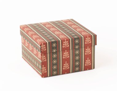 Beyaz arka planda izole edilmiş Noel hediyesi kutusu. Kalıplı kağıt kutu..