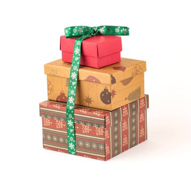 Beyaz arka planda izole edilmiş farklı noel hediye kutuları grubu. Renkli Noel hediye kutuları yeşil kurdeleli..