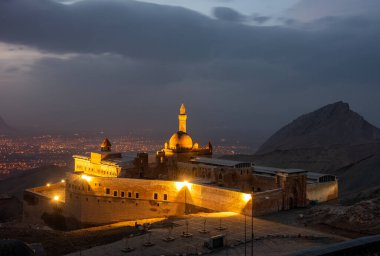 Ishak Paşa Sarayı (Türkçe: Ishak Paşa Sarayi), Agri 'nin Dogubayazit ilçesine bağlı bir mahalle. Dogubayazit, Tarım, Türkiye.