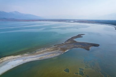 Van, Türkiye 'de Van Gölü manzarası. İnsansız hava aracı atışları kadar güzel. Van Gölü Türkiye 'nin en büyük gölüdür.