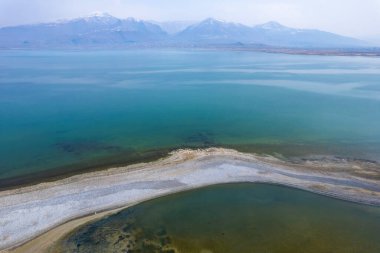 Van, Türkiye 'de Van Gölü manzarası. İnsansız hava aracı atışları kadar güzel. Van Gölü Türkiye 'nin en büyük gölüdür.