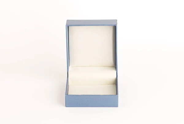 白色背景的珠宝盒 蓝色的珠宝盒打开了 莫科普 免版税图库图片