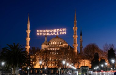 İstanbul 'daki Mavi Cami. (Sultanahmet Camii) İstanbul 'da altı minaresi olan tek cami. Ramazan için ışıklandırmalı cami.