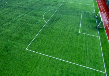 Futbol sahasında penaltı sahası. Yeşil futbol sahası. İHA atışı.
