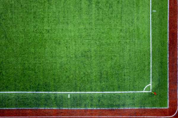 足球场的拐角处和红角旗顶部的视野 绿色足球场 左轮手枪 — 图库照片