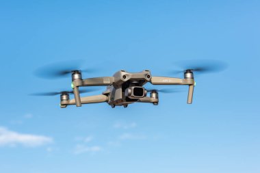 İstanbul, Türkiye, 3 Mart 2023: DJI Air 2S İHA 'sı mavi gökyüzü arka planında uçuyor.