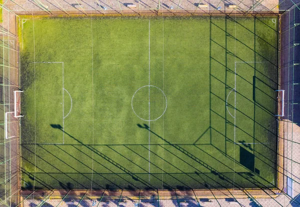 サッカーカーペットフィールド 緑のサッカー場 ドローン撮影でトップビュー — ストック写真