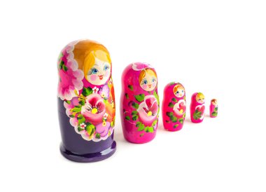 Rus Matrioshka Bebekleri farklı boyutlarda. Geleneksel Matrioshka dizisi. Beyaz arka planda tahta oyuncaklar..