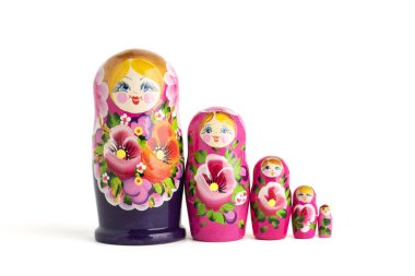 Rus Matrioshka Bebekleri farklı boyutlarda. Geleneksel Matrioshka dizisi. Beyaz arka planda tahta oyuncaklar..