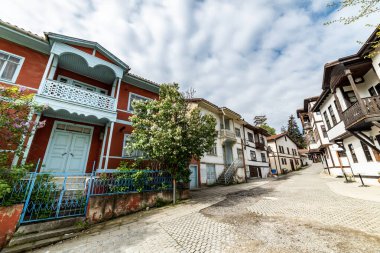 Tarakli, Sakarya, Türkiye. Tarakli Bölgesi 'nde geleneksel eski evler. Güzel tarihi evler.