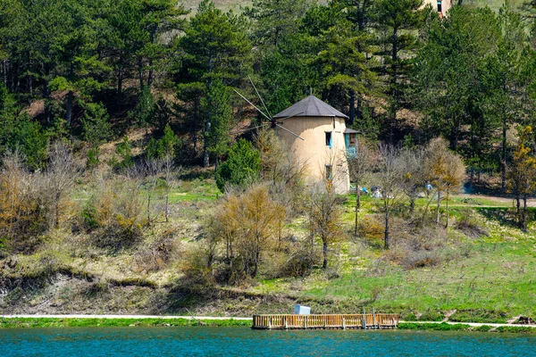 トルコのBoluのGoynuk地区にあるCuboku湖 風車のある美しい湖の景色 — ストック写真