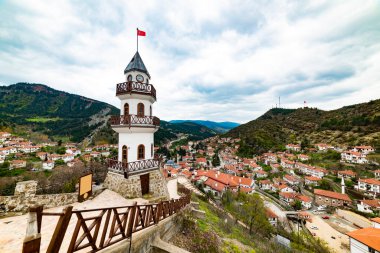 Goynuk Bölgesi, Bolu, Türkiye. Goynuk manzaralı Zafer Kulesi (Zafer Kulesi). Geleneksel tarihi evleri olan Goynuk 'un güzel manzarası.. 