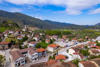 Tarakli, Sakarya, Türkiye. Tarakli Bölgesi 'nde geleneksel eski evler. Güzel tarihi evler. İnsansız hava aracı ile hava saldırısı.