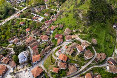 Tarakli, Sakarya, Türkiye. Tarakli Bölgesi 'nde geleneksel eski evler. Güzel tarihi evler. İnsansız hava aracı ile hava saldırısı.