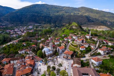 Tarakli, Sakarya, Türkiye. Tarakli Bölgesi 'nde geleneksel eski evler. Güzel tarihi evler. İnsansız hava aracı ile hava saldırısı.