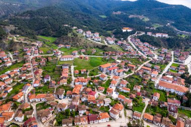 Tarakli, Sakarya, Türkiye. Tarakli Bölgesi 'nde geleneksel eski evler. Güzel tarihi evler. İnsansız hava aracı ile hava saldırısı.