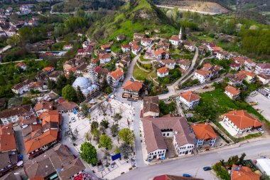 Tarakli, Sakarya, Türkiye. Tarakli Bölgesi 'nde geleneksel eski evler. Güzel tarihi evler. İnsansız hava aracı ile hava saldırısı.