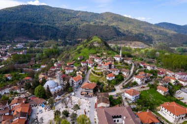 Tarakli, Sakarya, Türkiye. Tarakli Bölgesi 'nde geleneksel eski evler. Güzel tarihi evler. İnsansız hava aracı ile hava saldırısı.