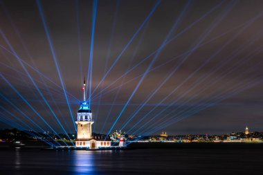 İstanbul, Türkiye 'de Bakire Kulesi. KIZ KULESI. Bakire Kulesi yeni bir görünüme kavuştu. İstanbullar İnci Bakireler Kulesi yenilendikten sonra yeniden açıldı..