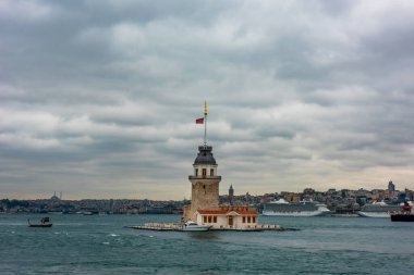 İstanbul, Türkiye 'de Bakire Kulesi. KIZ KULESI. Bakire Kulesi yeni bir görünüme kavuştu. İstanbullar İnci Bakireler Kulesi yenilendikten sonra yeniden açıldı..