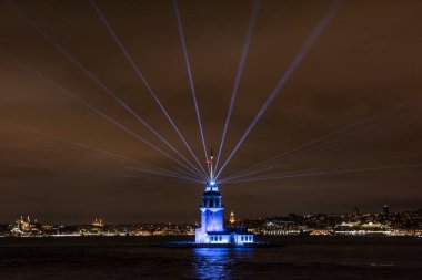 İstanbul, Türkiye 'de Bakire Kulesi. KIZ KULESI. Bakire Kulesi yeni bir görünüme kavuştu. İstanbullar İnci Bakireler Kulesi yenilendikten sonra yeniden açıldı..