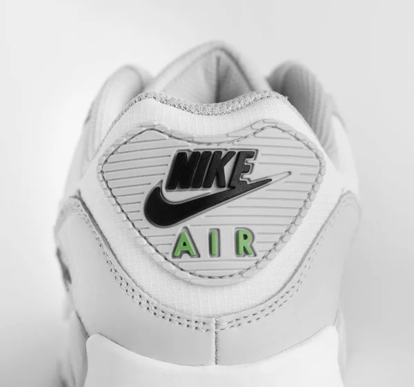 土耳其伊斯坦布尔 2023年4月12日 Nike Air Max Gtx白色背景的运动鞋 白色和灰色Gore Tex鞋 — 图库照片