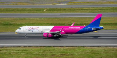 İstanbul, Türkiye - 3 Haziran 2023: Wizzair Airbus A321-231 (G-WUKG) İstanbul Havaalanına iniyor.