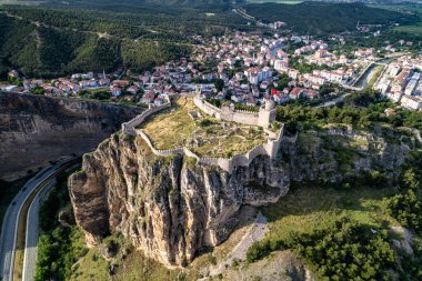 Boyabat Kalesi ve Boyabat Bölgesi hava görüntüsü. Sinop, Türkiye. İHA atışı.