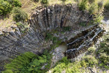 Boyabat Bölgesindeki Basalt Kayalıkları. Sinop, Türkiye. Sinop 'ta bulunan volkanik kaya çıkıntıları sütun bazalt formunda. Şelaleli Bazalt Kayaları Doğa Anıtı.